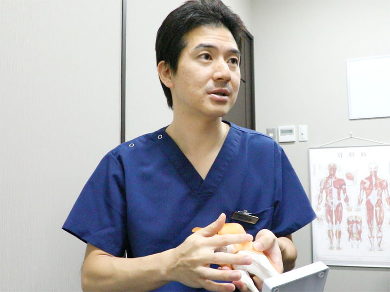 膝関節模型を手に説明する横浜ひざ関節症クリニック院長の尾辻正樹医師